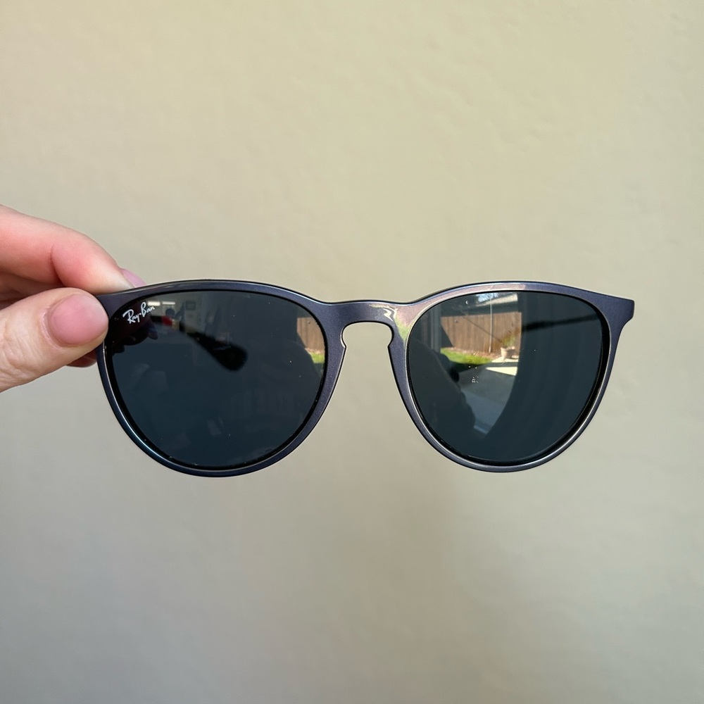 Ray-Ban Black Round Frame Sunglasses with Dark Lenses